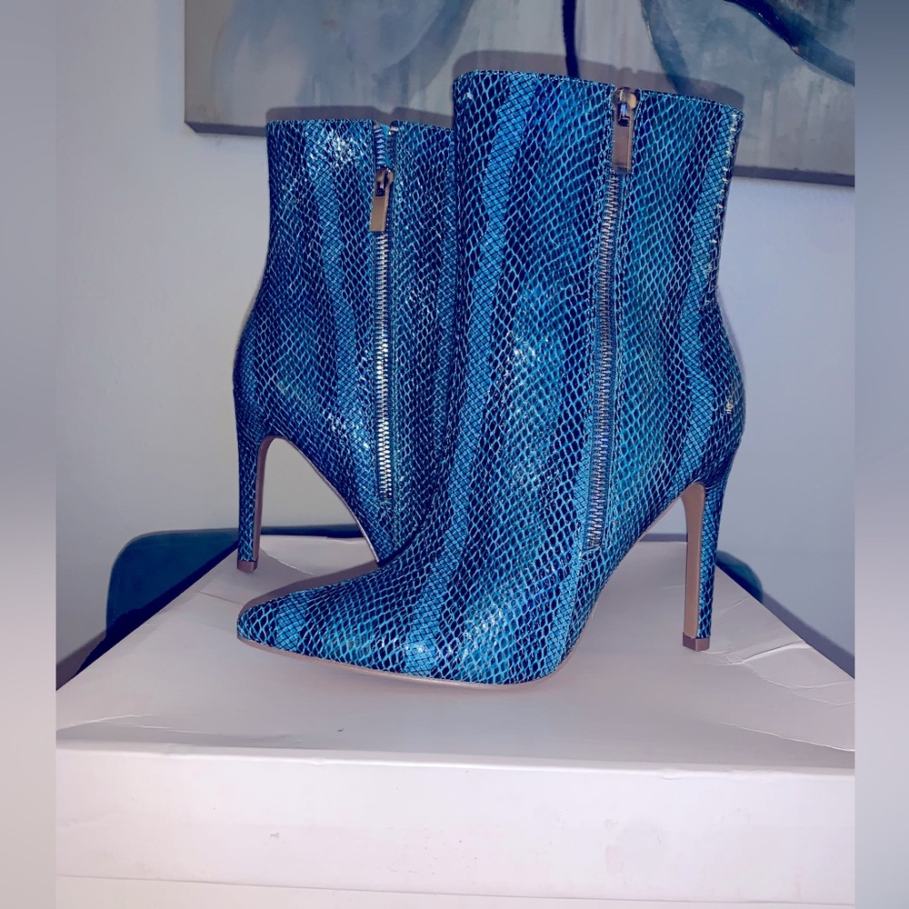 Booties, Blaine, Blue Snake, size 7 JUSTFAB, Unused
